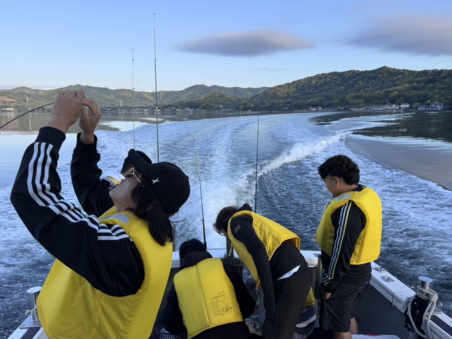 浜名湖の船上での釣りの様子