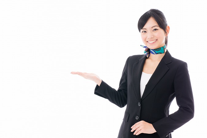 提案する女性スタッフ