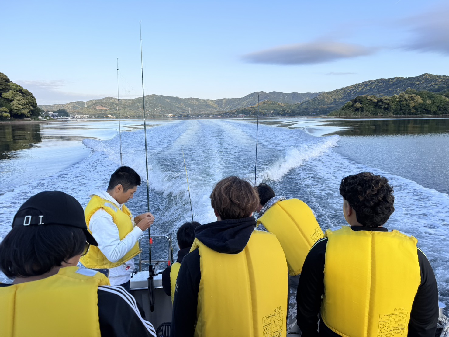 浜名湖で船釣りを楽しむKIYOGENの社員