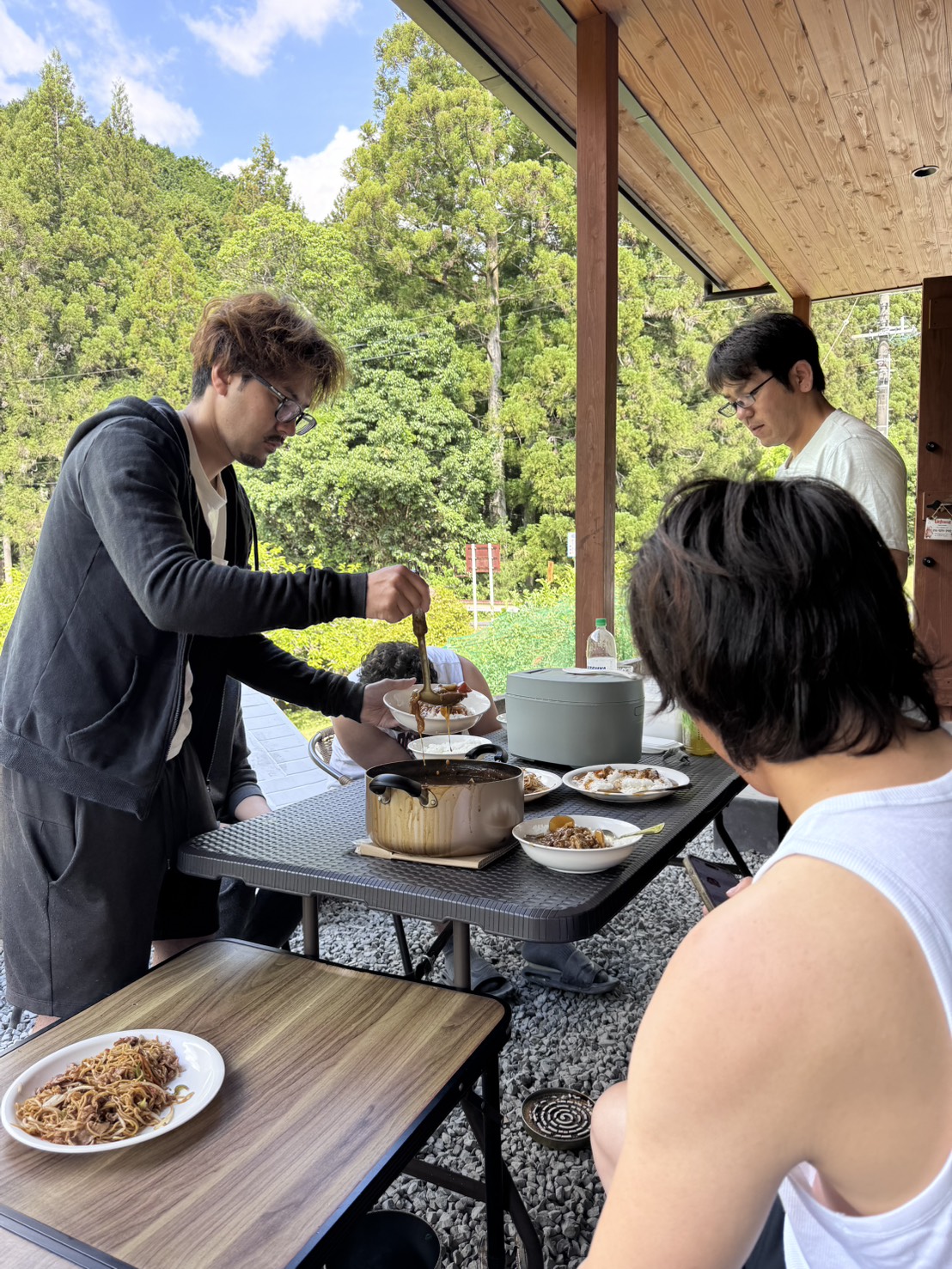 2日目の朝に自炊したカレーを軒下で食べる様子