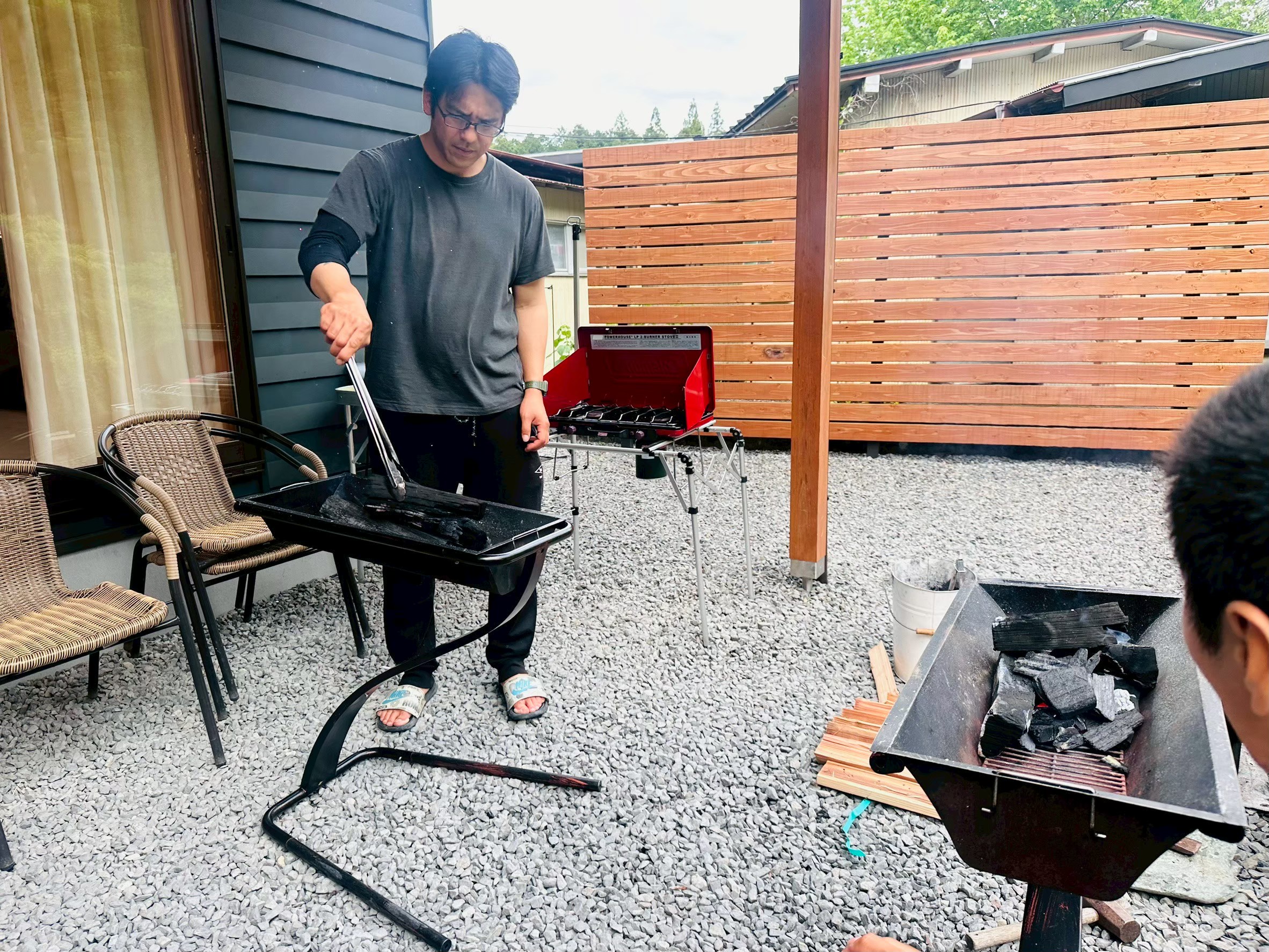 コテージでBBQの準備をしている様子
