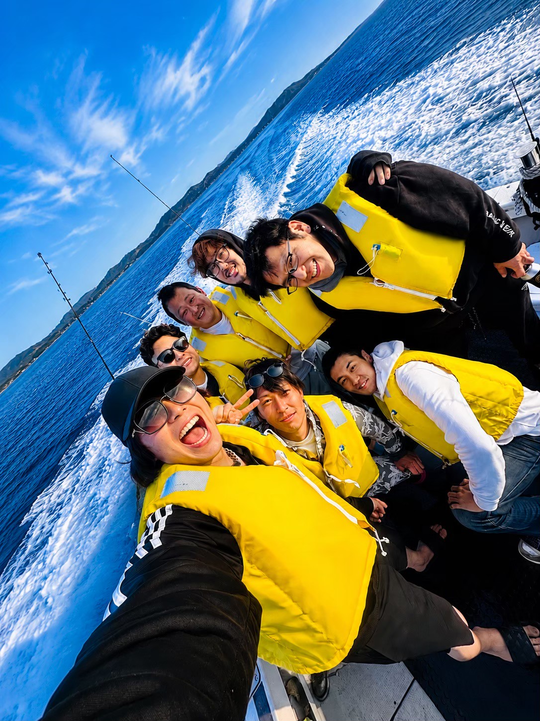 船釣りを楽しむKIYOGENの社員たちの集合写真